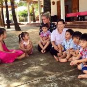 Laeticia Hallyday mobilisée par les orphelins du Vietnam
